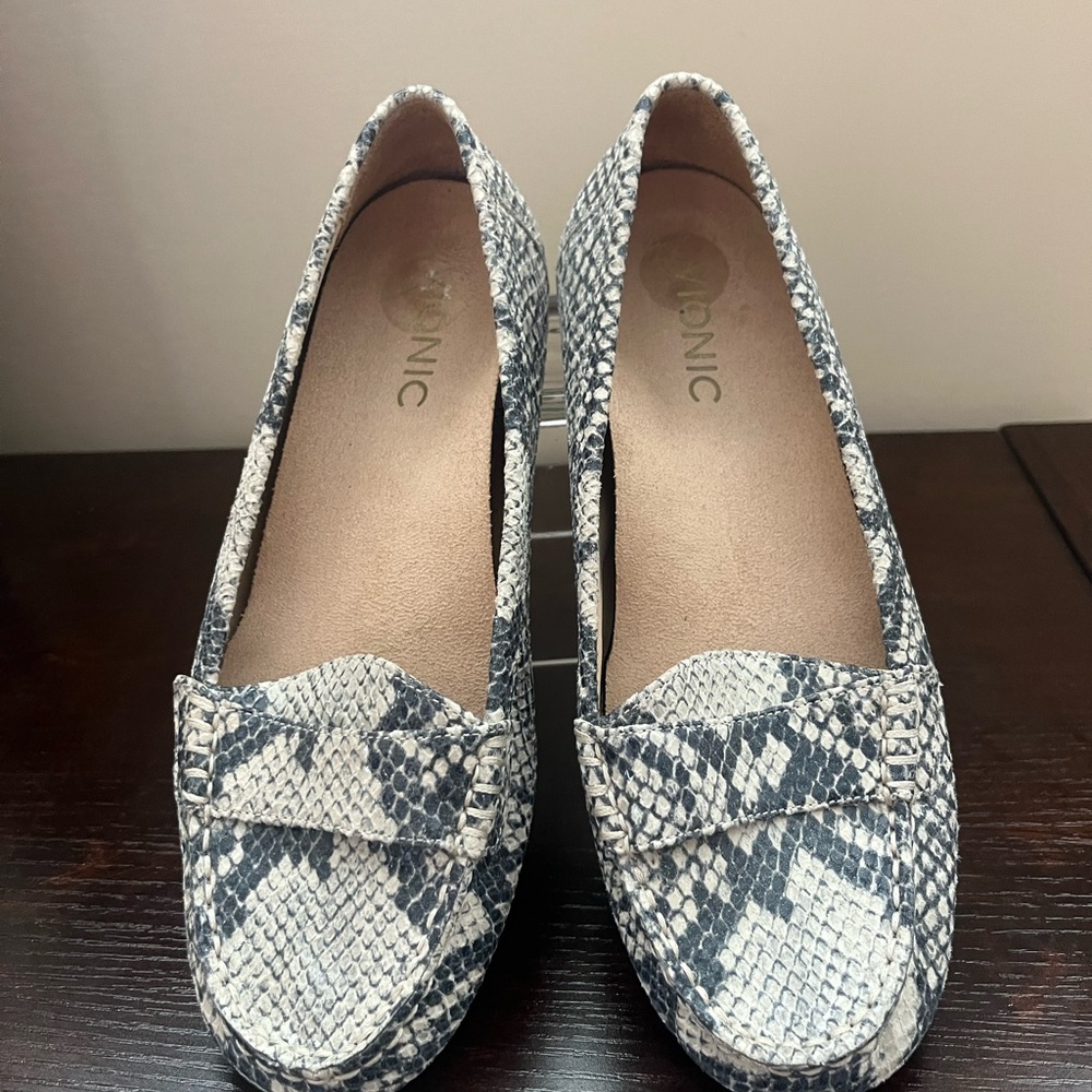Vionic Snakeskin Pattern Leather Penny Loafers - Gray and Cream size 6